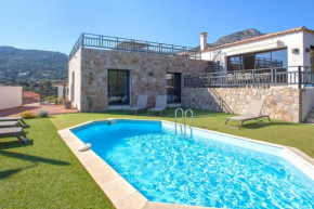 Villa avec piscine chauffée et vue mer proche centre et plage de Calvi